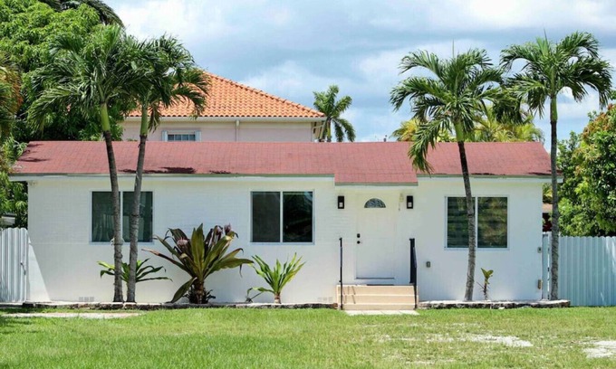 Tamiami House | Modern Home / HUGE Front Yard/ Family Friendly