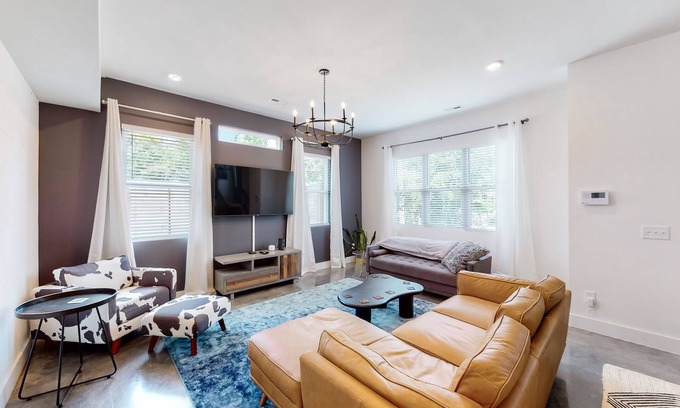 Hadley - Washington House | Modern home in a great location with fenced yard, patio, grill, AC, & W/D
