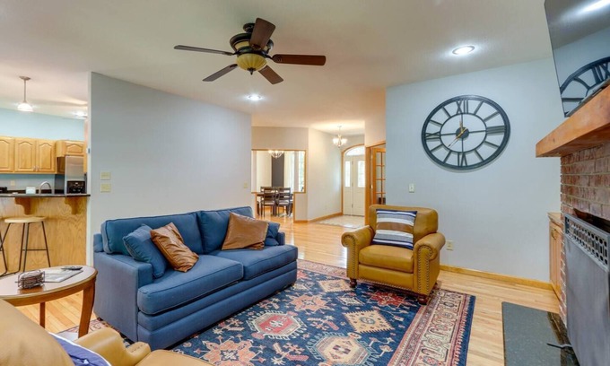 Murphy House | Modern Home in the Heart of Murphy, Hi-Tech Massage Chair, Jetted Tub, KING Bd!n