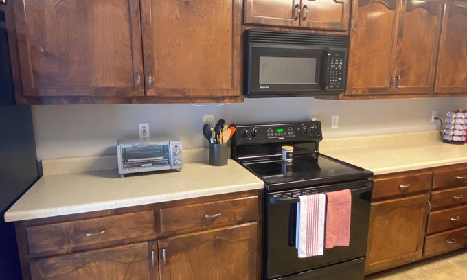Tuscaloosa House | Modern home in Tuscaloosa 4.5mi from Bryant Denny with many amenities.