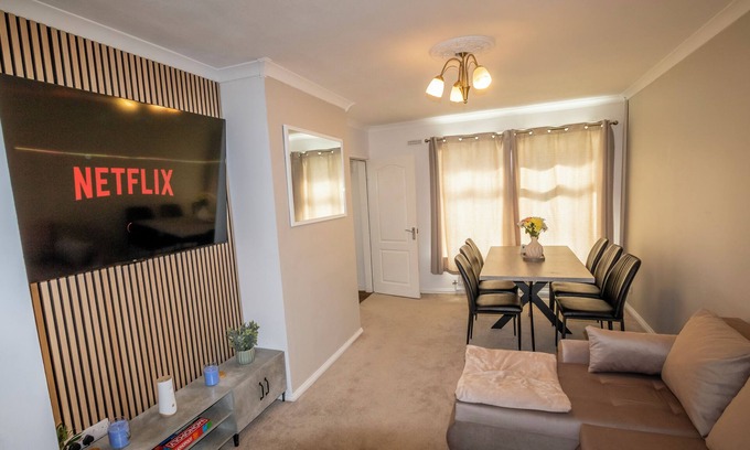 Stoke-on-Trent House | Modern home near Stoke city stadium