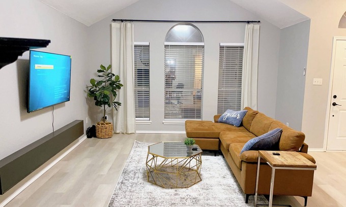 South Arlington House | Modern home, perfect for extended stay. Pets friendly