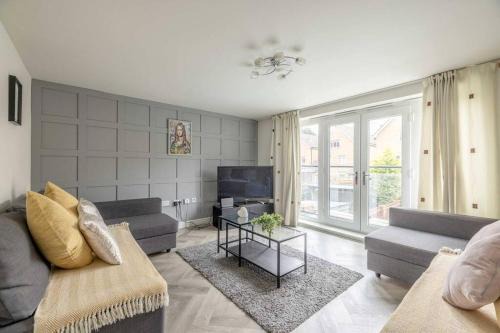 Langley Marish House | Modern Home - Slough, Heathrow, Pinewood - Parking