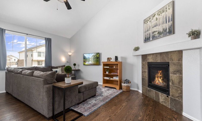 Aurora House | Modern Home w/2 Private Suites & Family-Friendly Amenities - 15 Mins to DIA