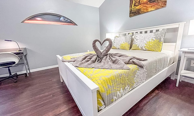 Eagle Pointe South House | Modern Home w/Pool close to Disney Florida theme parks