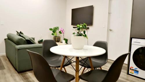 Halswell House | Modern Home with 2 Ensuites Only 17 Minutes to City and CHC Airport