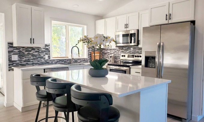 East Central House | Modern Home with Game Room, Private Yard, Panoramic Views, 5B Sleeps 8+
