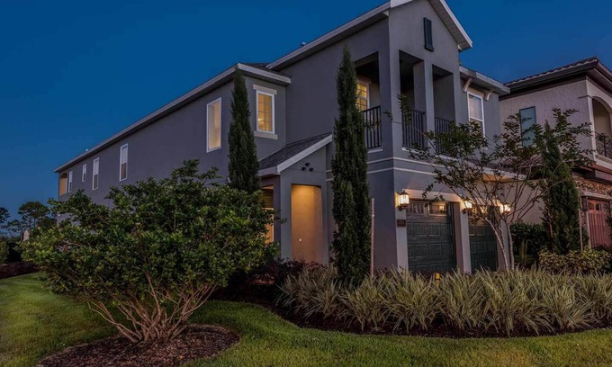 Reunion House | Modern Home with Great Living Outdoor Area at Reunion