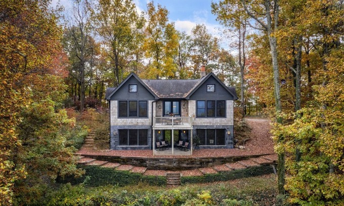 Lynn House | Modern Home with Mountain Views, Hot tub, Pool Table, and Gourmet Kitchen.