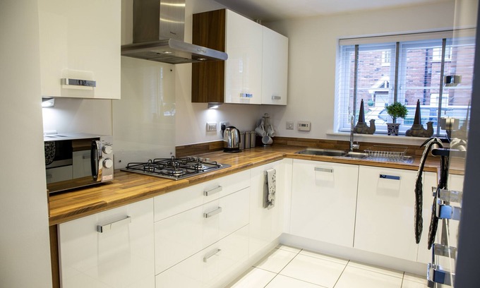 Frampton on Severn House | Modern House in Stratford upon Avon with Free Wifi, Private Parking & Netflix