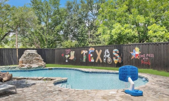 Grand Prairie House | Modern house by ATT,6 flags-DFW-downtown Dallasnn