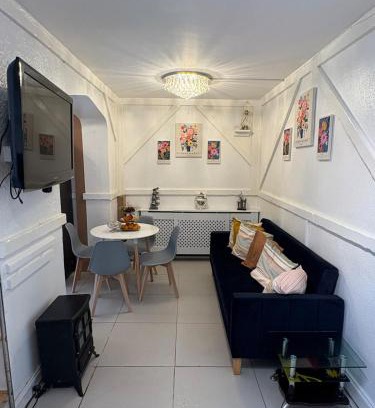 Abbey Wood Apartment | Modern House -contractors and family sleep 7 with parking