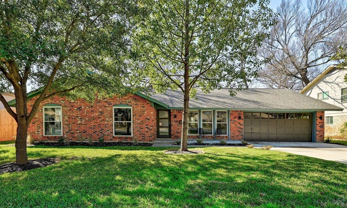 North Austin Civic Association House | Modern House Getaway Close to Q2 Stadium and the Domain