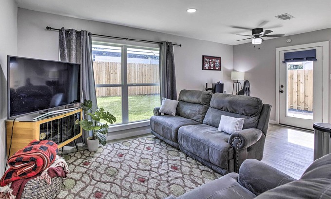 Garden Oaks House | Modern Houston Duplex < 9 Mi to The Galleria!