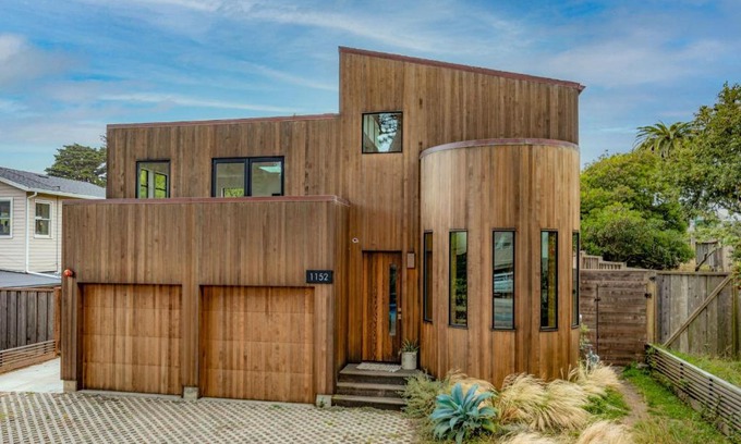 Montara House | Modern indoor-outdoor living wHot Tub Walk to Beaches & Mountain Trails