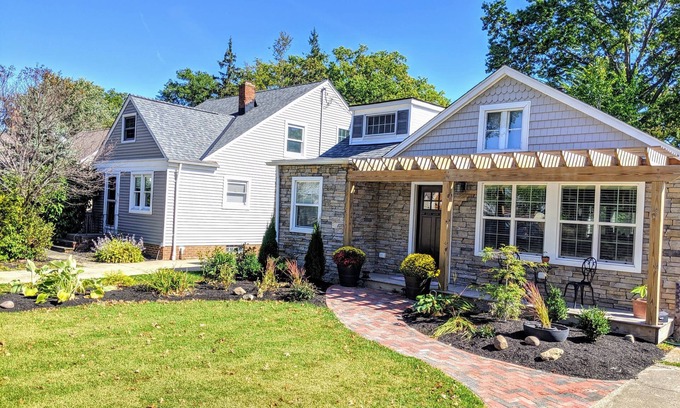 Bay Village House | Modern industrial chic open concept home - 15 mins from Downtown