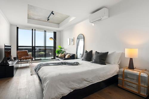 Collingwood North Apartment | Modern, Industrial Hideaway