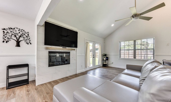 Northside House | Modern Jacksonville Home - Close to River!