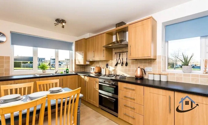 Swindon House | Modern, king beds, free parking, wifi, contractors