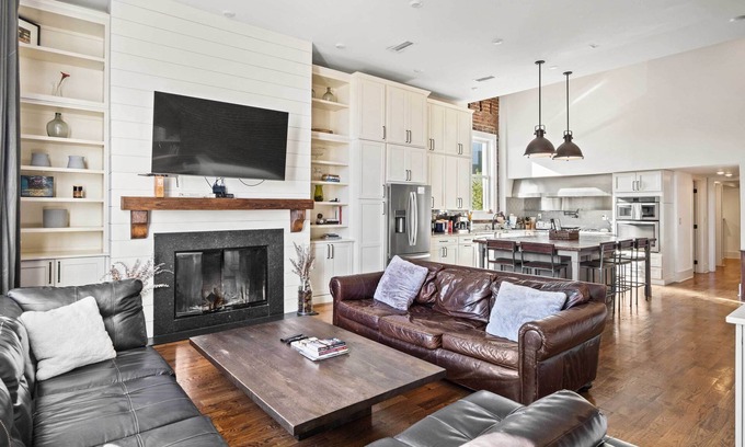 Old City Condo | Modern Knoxville Gem: Near Campus & Eateries!