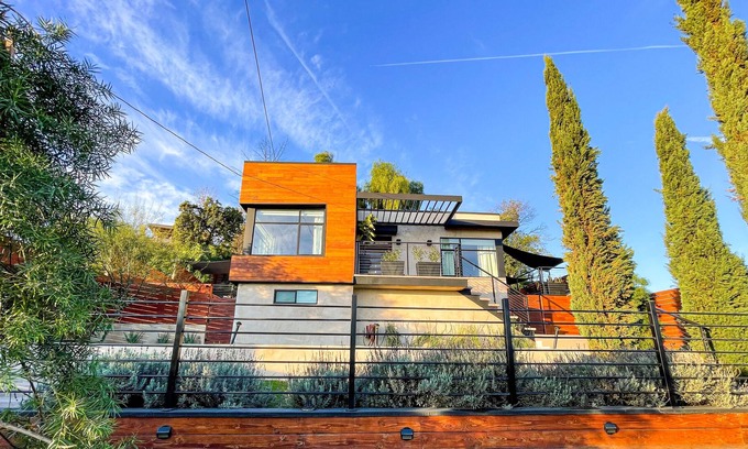 South San Gabriel House | Modern L.A. home with gorgeous views of the San Gabriel Mountains. Pet Friendly.