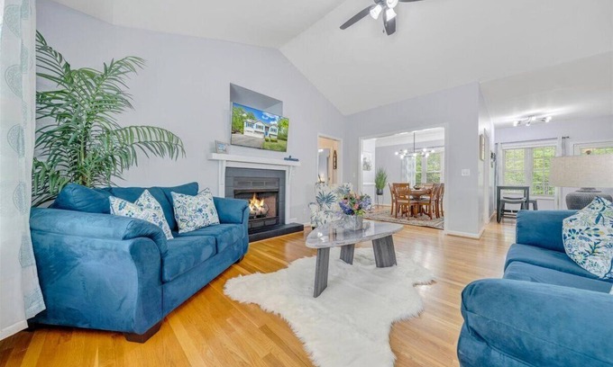 Huddleston House | Modern Lake Access Retreat. Hot Tub & Pet Friendly!