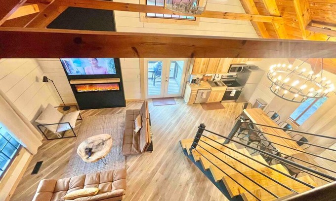 Sevierville House | Modern lake side nest HOTUB Fenced YARD king beds