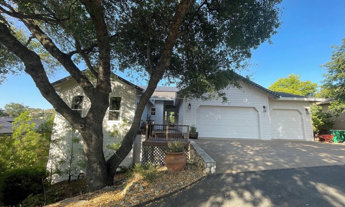 El Dorado Hills House | Modern Lakehall Retreat: Sauna, Chef Kitchen, Walk to Folsom Lake.