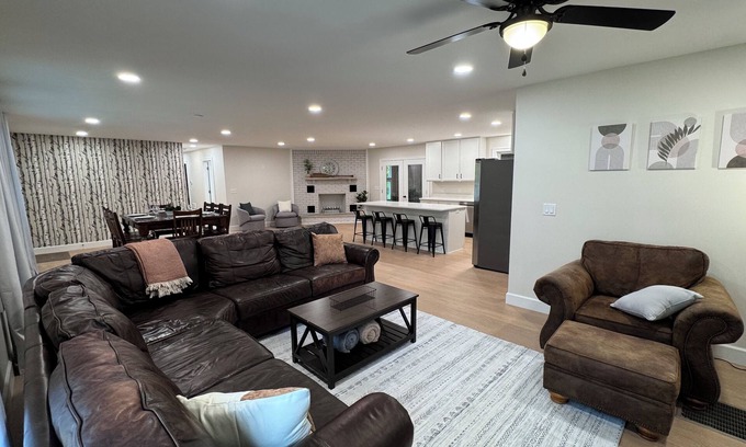 Gilbertsville House | Modern Lakehouse by Marina with Firepit, Grill & Gameroom. 5 minutes to Lake!