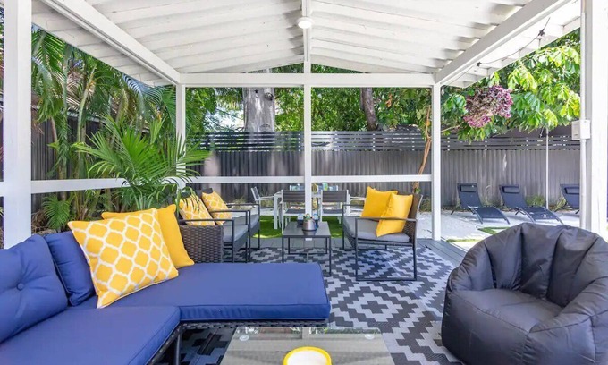 Allapattah Apartment | Modern Large Studio with outdoor space