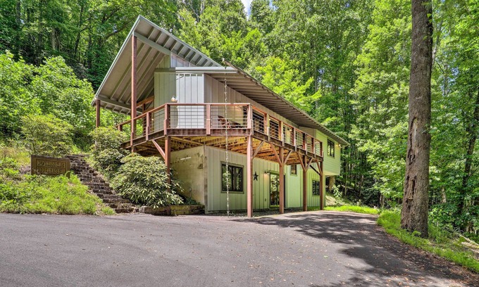 Apple Ridge House | Modern Lenoir Mtn Retreat: 9 Acres, Fire Pit!