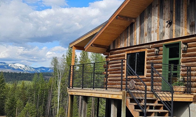 Whitefish Cabin | Modern Log Cabin: Mountain Views on 15 acres, Starlink wifi, pool table, firepit