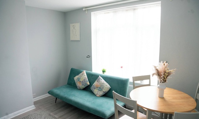 Hale House | Modern London House With Free Parking & Family Friendly