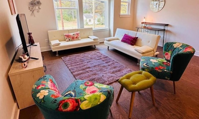 Charlotte House | Modern LoSo Retreat|Walk to Breweries & Light Rail