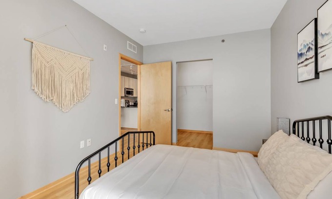 Prospect Park Apartment | Modern Lux 1BR Flat and Gym