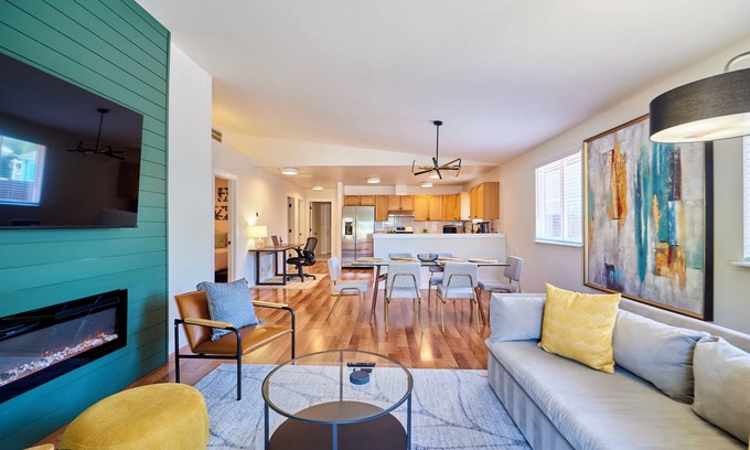Everett House | Modern LUX 4 bdrm - Near Mall, Boeing, Paine Field & Eateries!