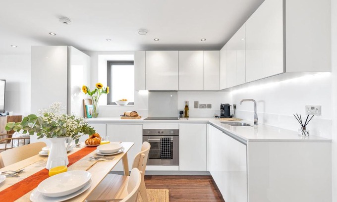 South Bermondsey Apartment | MODERN LUXE APT just 10 MINS from TOWER BRIDGE! EASY ACCESS TO TUBE AND BUS