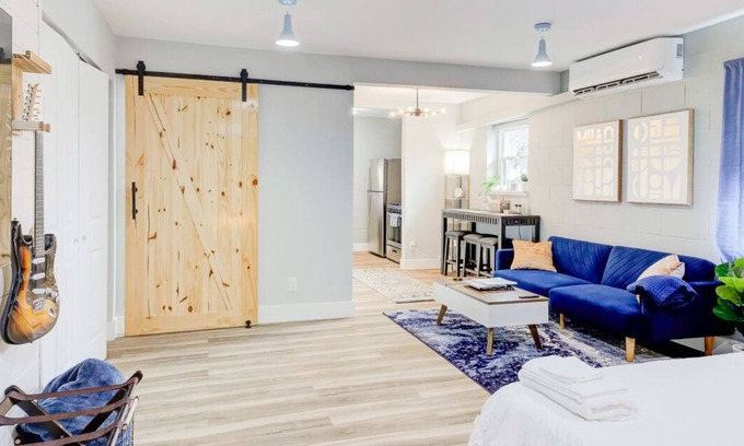 Downtown Memphis Apartment | Modern Luxe Loft with King Bed, Free Parking & Wi-Fi