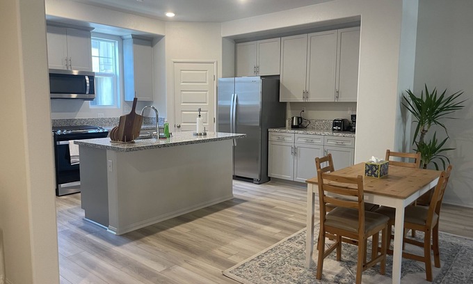 Temecula House | Modern Luxury 3BR Townhouse in the Center of Temecula