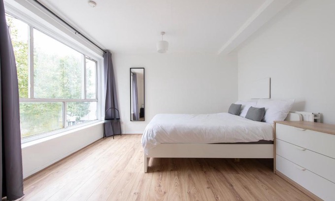Tower Hamlets Apartment | Modern Luxury Apartment by Mile End