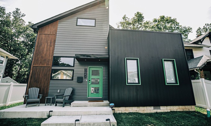 Near Northside House | Modern Luxury Centrally Located 3BR/3BA Mins Away From Fairgrounds & Downtown