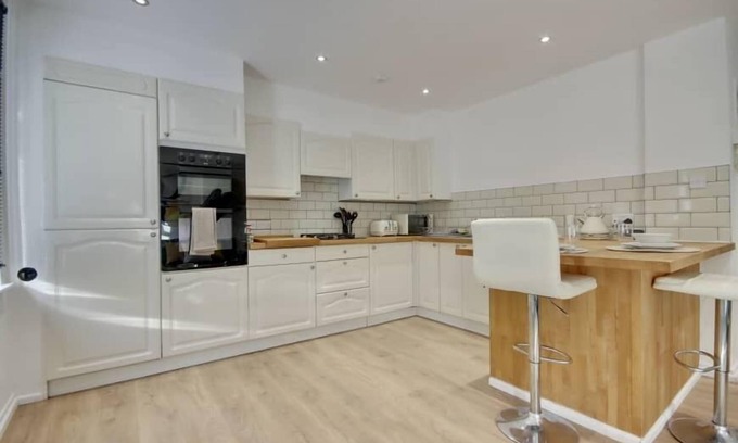 Southampton Apartment | Modern Luxury Cozy Apartment