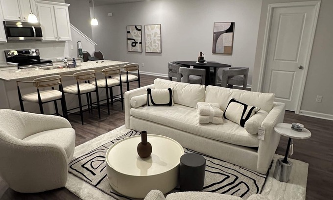 Riverdale House | Modern-Luxury Townhouse - High-End Amenities & Designs - Near Airport