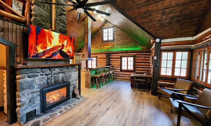 East Stroudsburg Cabin | Modern Luxury Meets Rustic Charm - Cozy Log Cabin