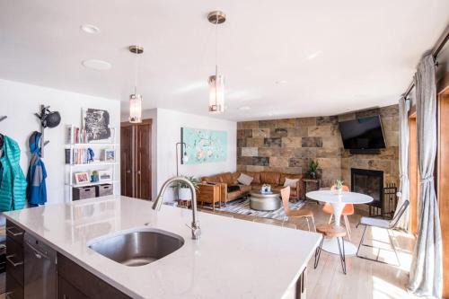 Snowmass Village Apartment | Modern Luxury - Walk To Lifts - Jacuzzi