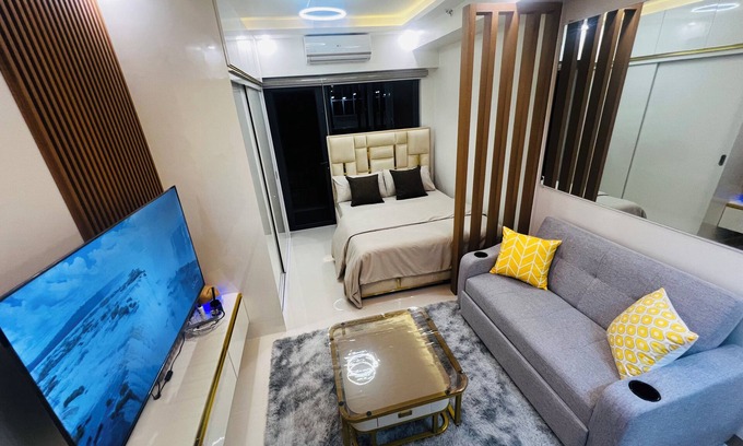 Pio del Pilar Condo | Modern Makati City Condo with Parking & Cityscape View Balcony