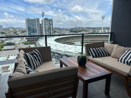 East Brisbane Apartment | Modern meets The Gabba