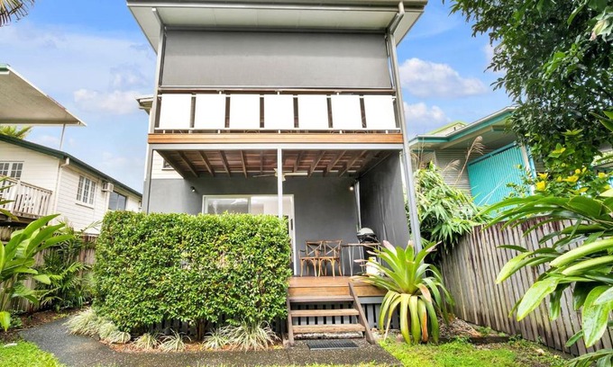 Parramatta Park House | Modern meets Tropical in this Free-standing Home