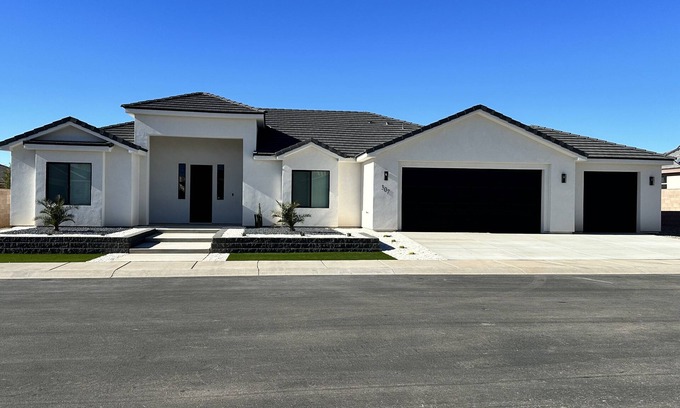 Mesquite House | Modern Mesquite New Home perfect for golfers and families alike.