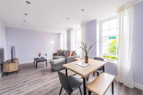 Abingdon Apartment | Modern Morris Mews - High Spec - 7 Guests